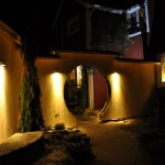 Från entrésidan, obs kallvit ljus upplight bakom planket